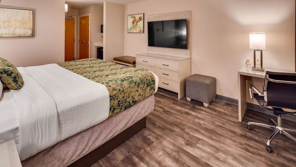 Standard Room, 1 King Bed, Non Smoking, Refrigerator & Microwave