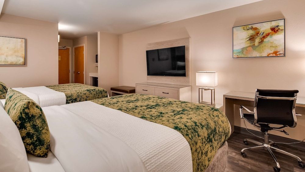 Best Western Premier I-95 Savannah Airport / Pooler West Standard Room, 2 Queen Beds, Refrigerator & Microwave 2