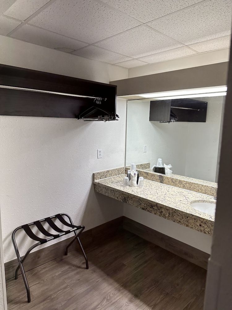 Motel 6 Pooler, GA - Savannah Airport Standard Room, 2 Queen Beds, Non Smoking 9