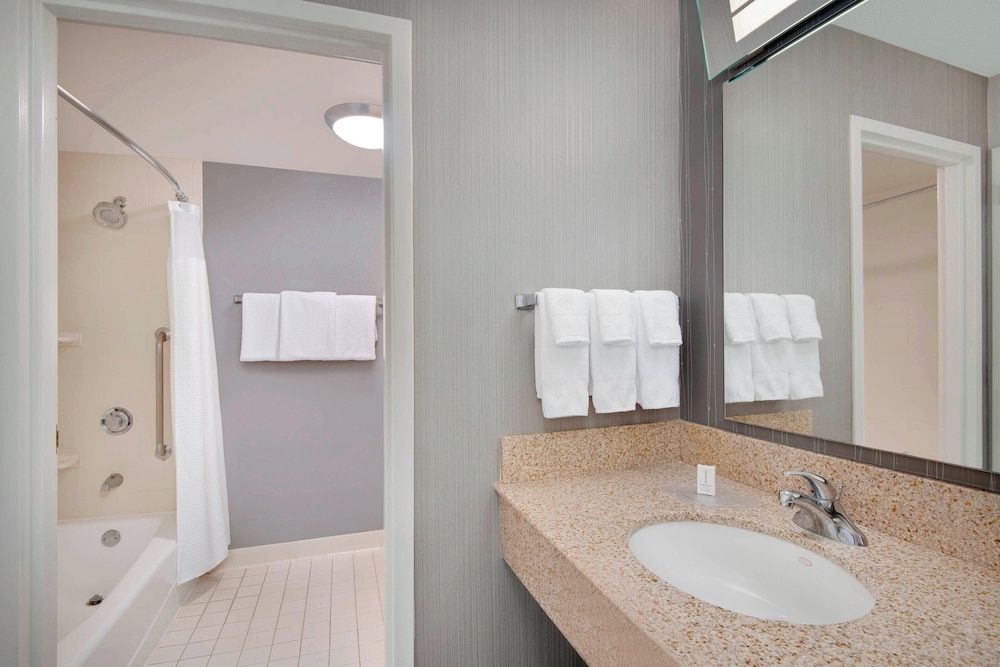 undefined Courtyard by Marriott Savannah Midtown 10