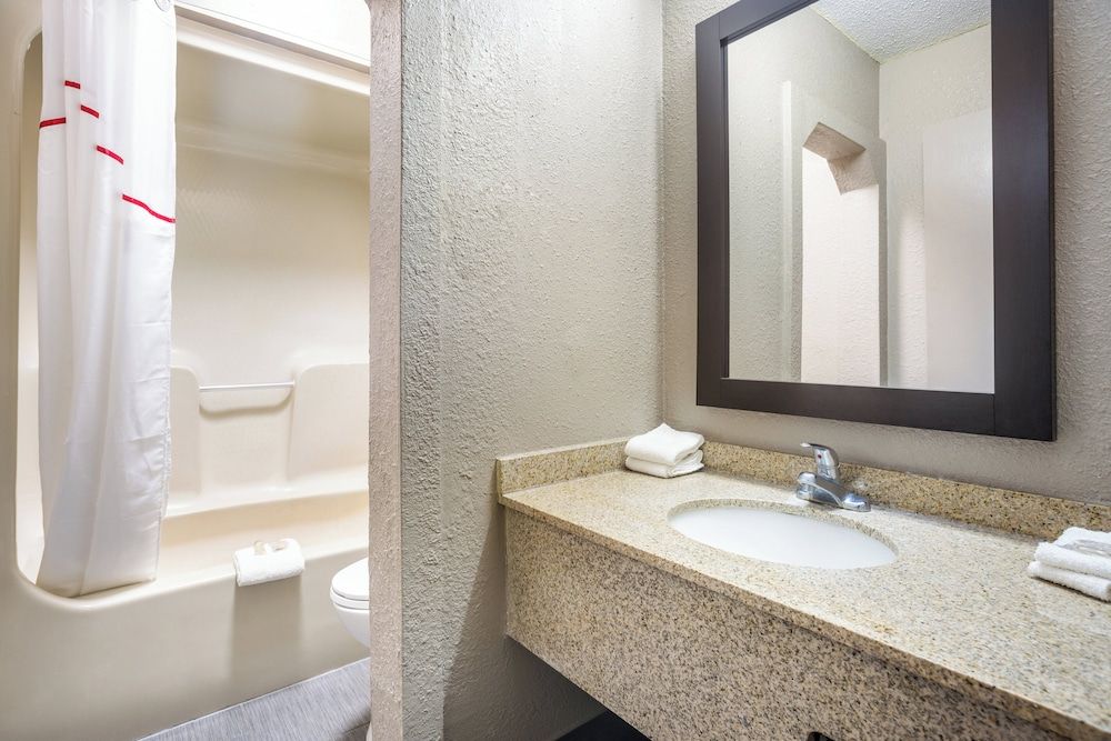 Red Roof Inn Savannah - Southside/Midtown Deluxe Room, 1 King Bed, Non Smoking 6