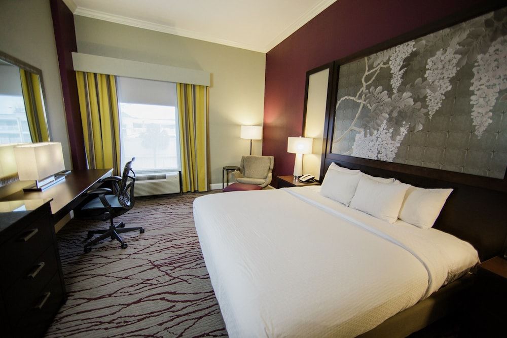 DoubleTree by Hilton Hotel Savannah Historic District Room, 1 King Bed (Hearing Accessible) 4