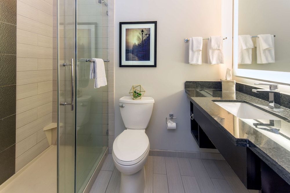 DoubleTree by Hilton Hotel Savannah Historic District Room, 1 King Bed (Hearing Accessible) 6