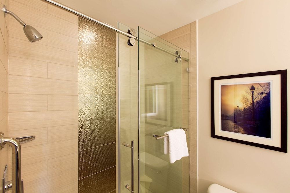 DoubleTree by Hilton Hotel Savannah Historic District Room, 1 King Bed (Hearing Accessible) 5