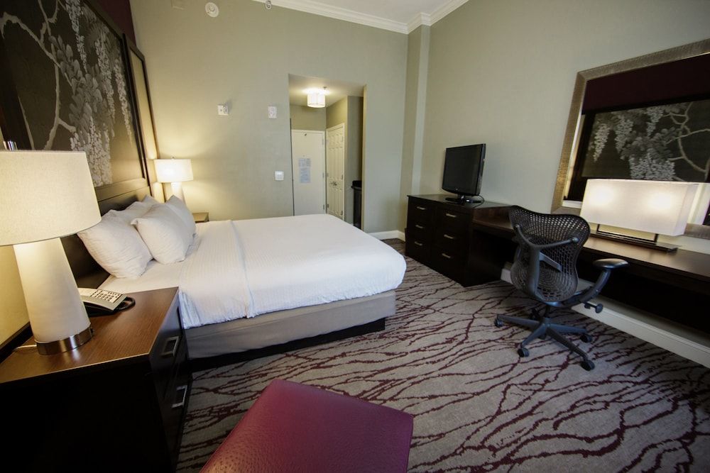 Room, 1 King Bed, Accessible (Mobility, Hearing, Roll-in Shower)
