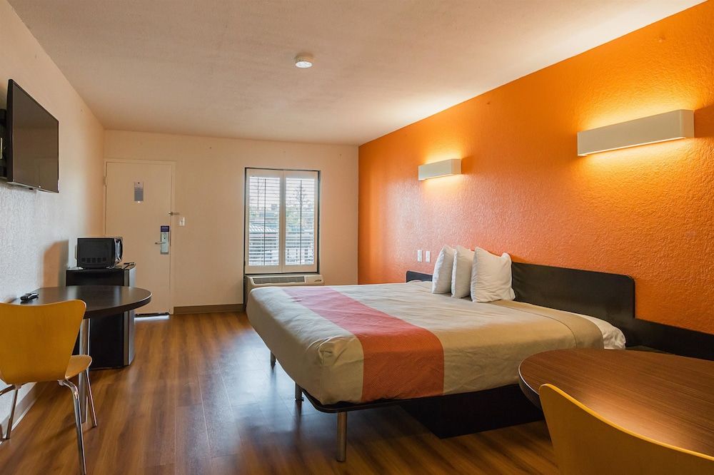 Standard Room, 1 King Bed, Accessible, Non Smoking