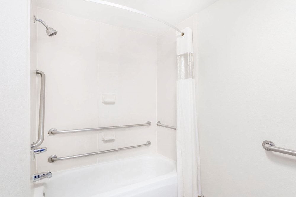 Howard Johnson by Wyndham Savannah GA Room, 1 King Bed, Accessible, Non Smoking 5