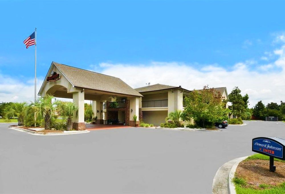 undefined Howard Johnson by Wyndham Savannah GA 4