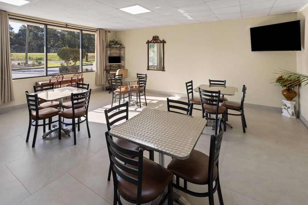 undefined Howard Johnson by Wyndham Savannah GA 9