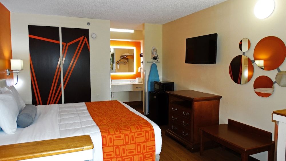 Howard Johnson by Wyndham Savannah GA Room, 1 King Bed, Accessible, Non Smoking 2