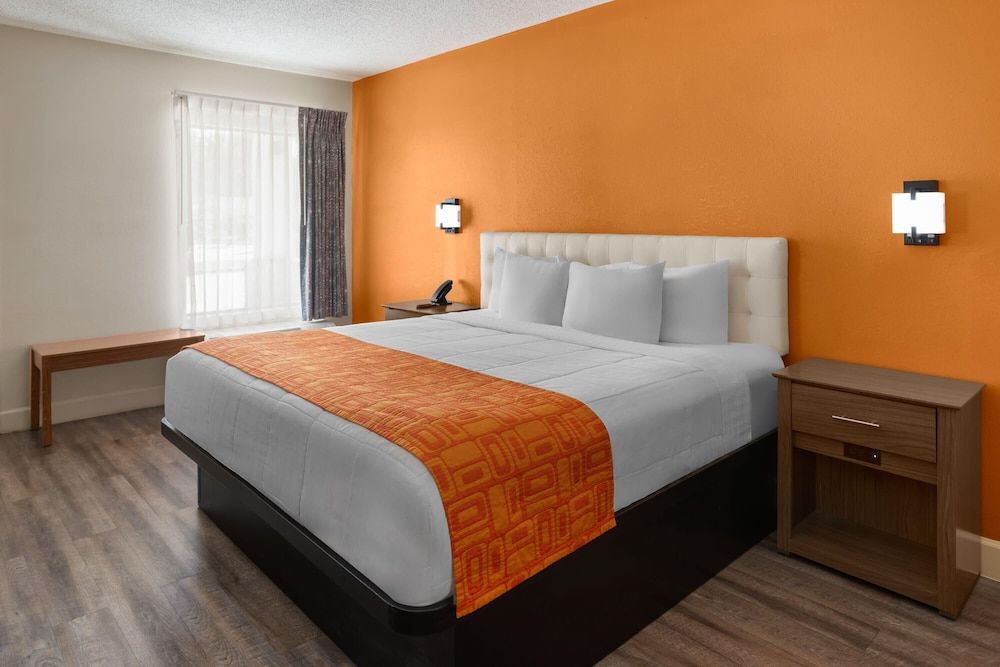 Howard Johnson by Wyndham Savannah GA Room, 1 King Bed, Accessible, Non Smoking 3