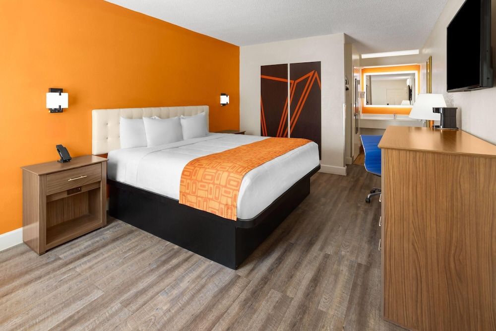 Howard Johnson by Wyndham Savannah GA Room, 1 King Bed, Accessible, Non Smoking 2