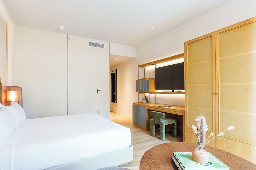 Premium Pool View Suite