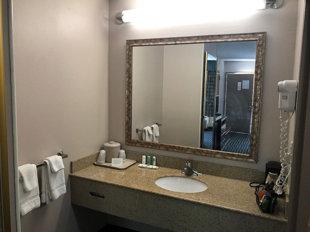 Quality Inn Savannah I-95 Standard Room, 2 Double Beds, Non Smoking 9