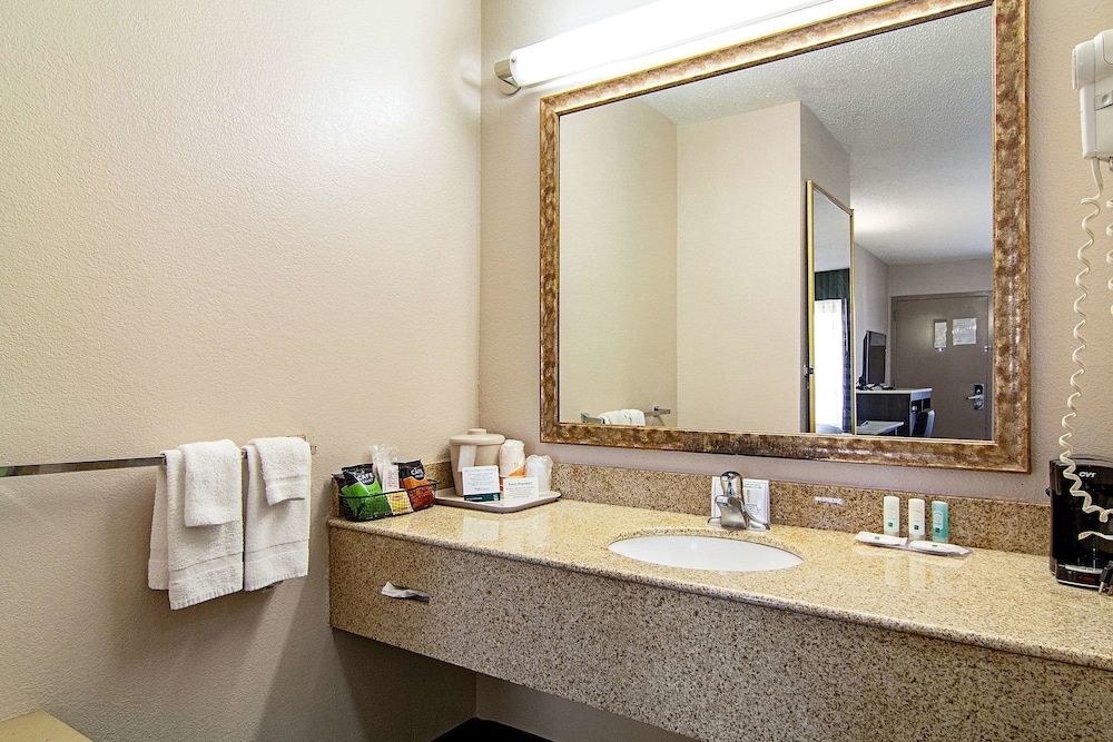 Quality Inn Savannah I-95 Standard Room, 2 Double Beds, Non Smoking 8