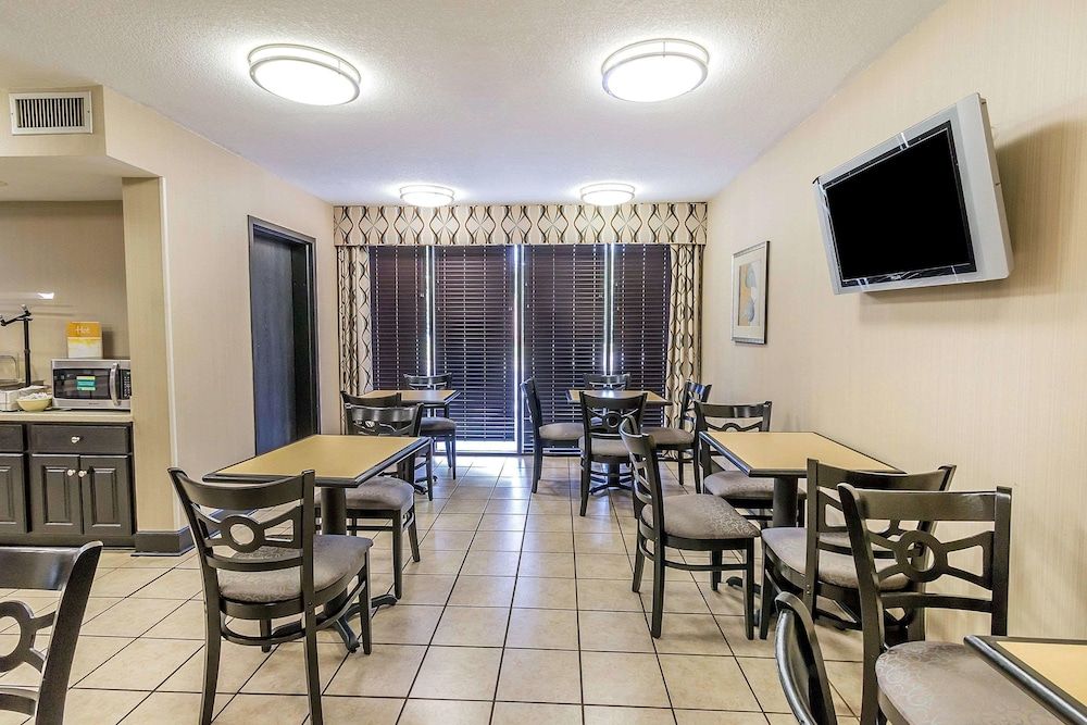 undefined Quality Inn Savannah I-95 9