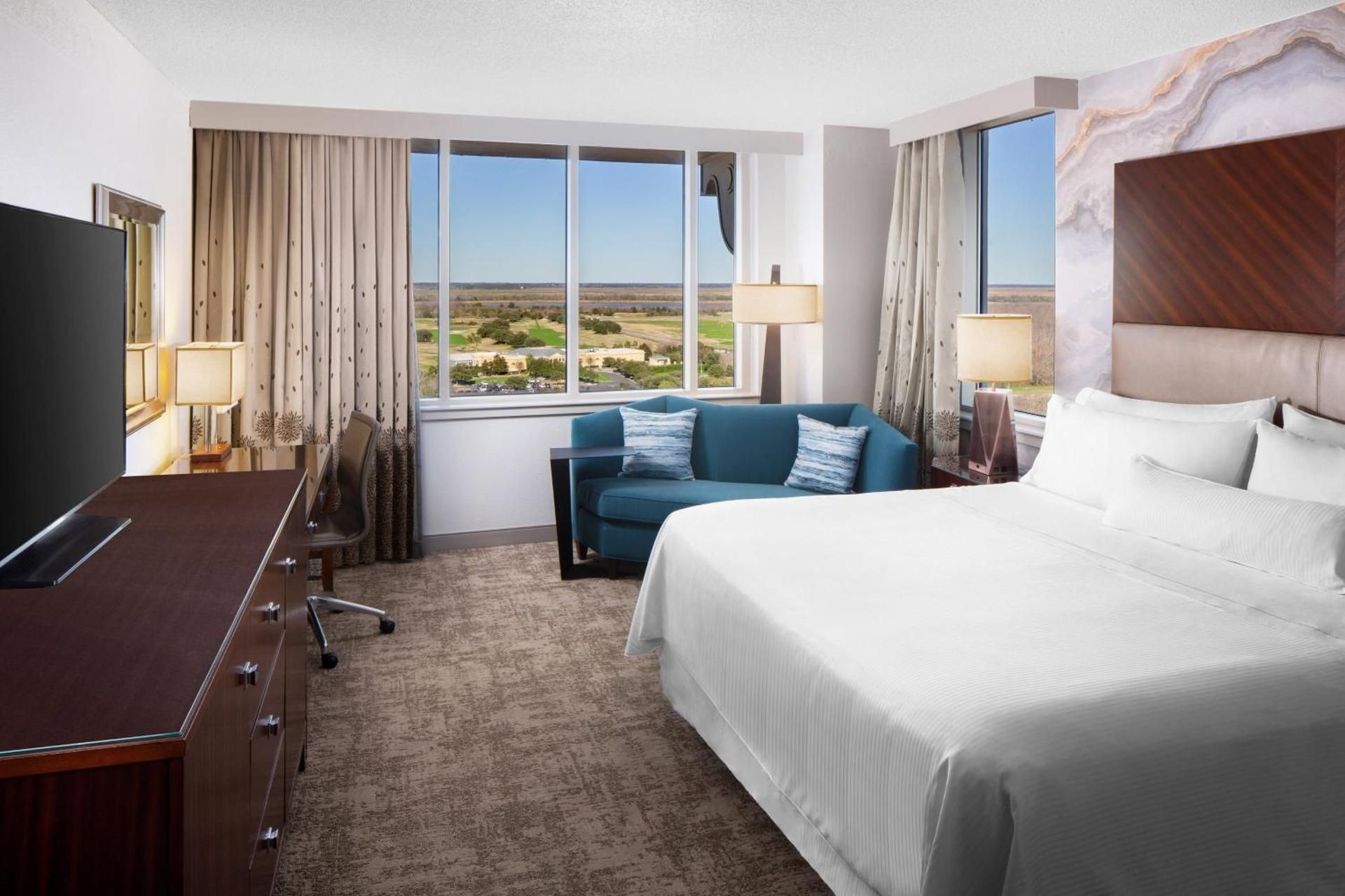 Corner Room, Guest room, 1 King, Golf view