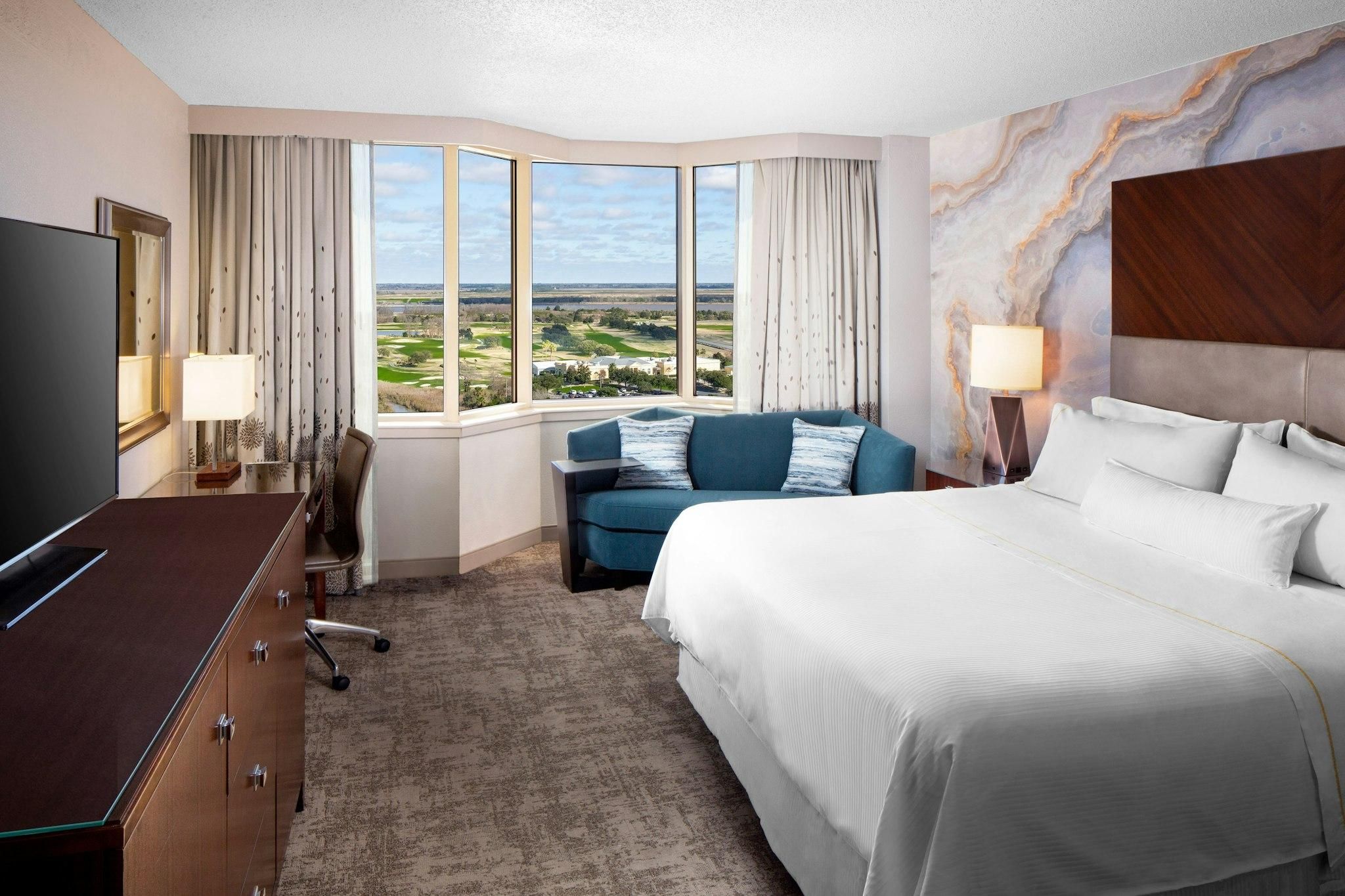 Guest room, 1 King, Golf view