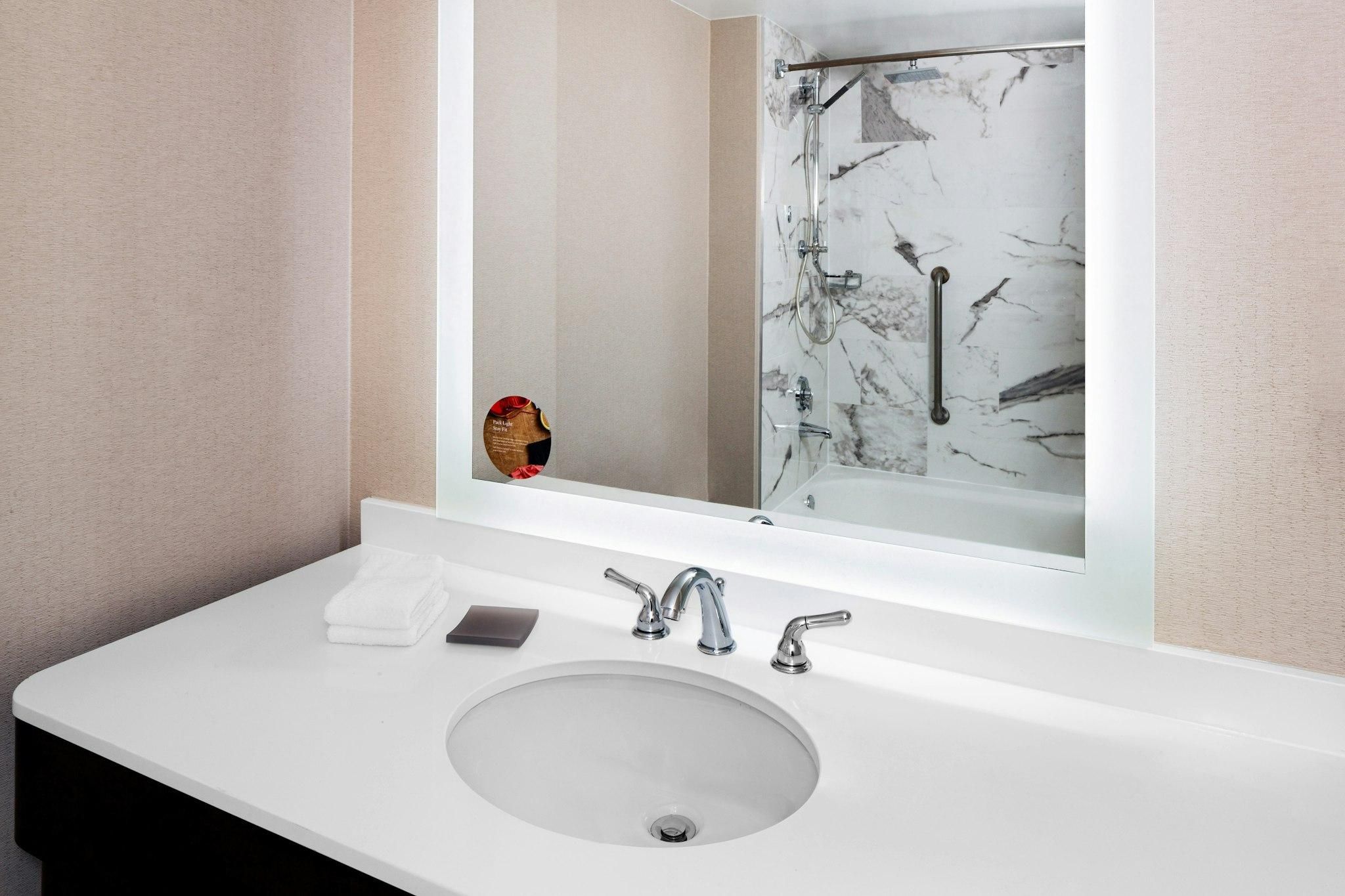 Hospitality Suite, 1 Bedroom Hospitality Suite, 1 King, Alternate: sofa bed, Savannah view