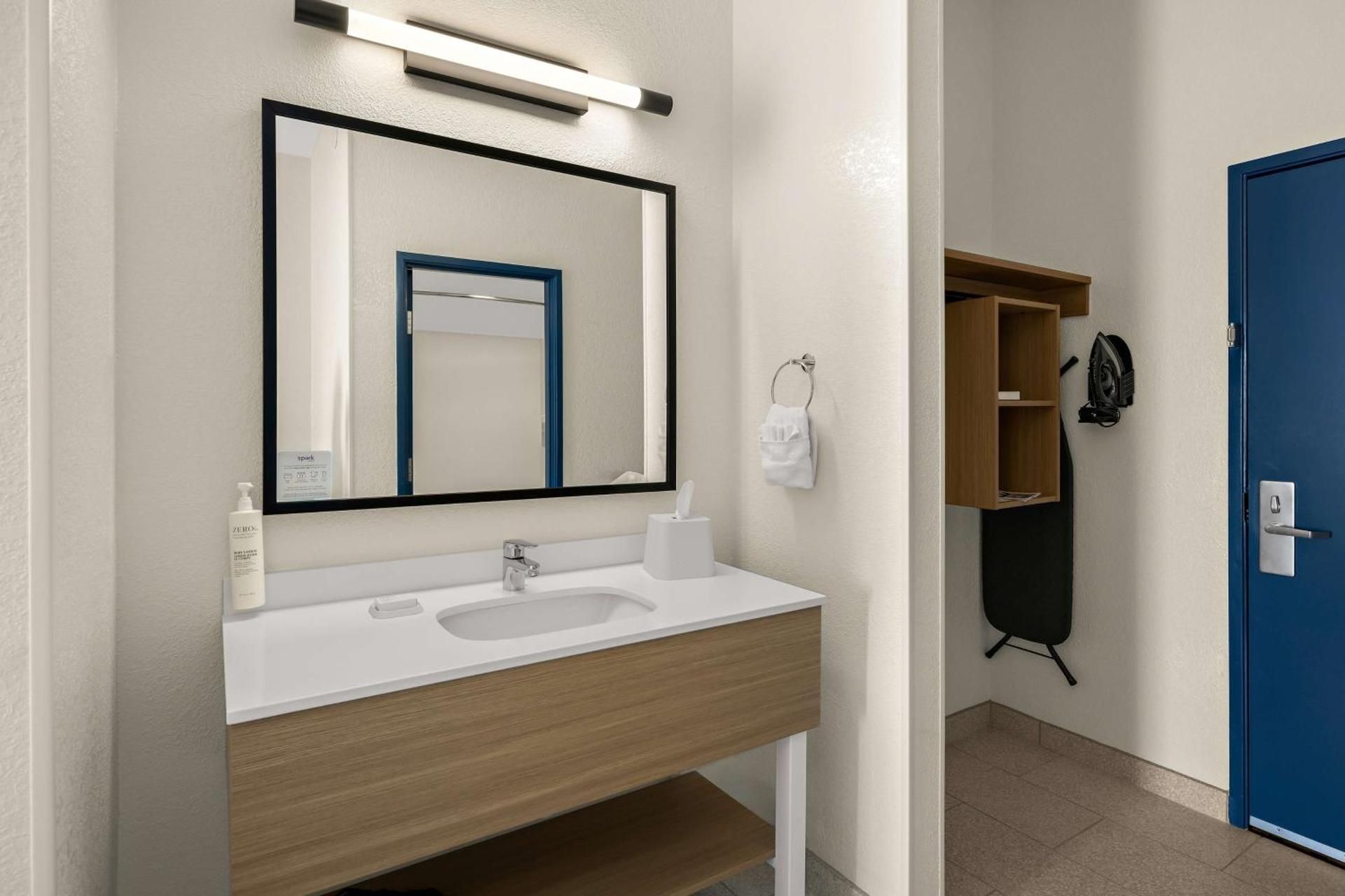 Spark by Hilton Tifton Queen Room with Two Queen Beds - Mobility Access/Non-Smoking 3