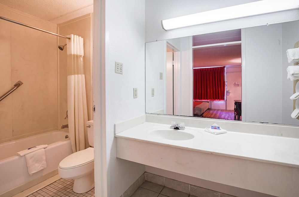 Motel 6 Tifton, GA Standard Room, 1 King Bed, Smoking 7