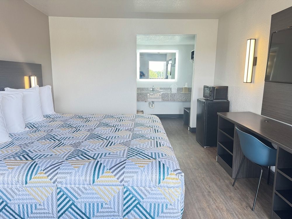 Masters Inn Tucker Standard Room, 1 King Bed, Smoking, MicroFridge 2
