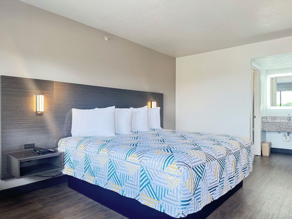 Masters Inn Tucker Standard Room, 1 King Bed, Smoking, MicroFridge 3