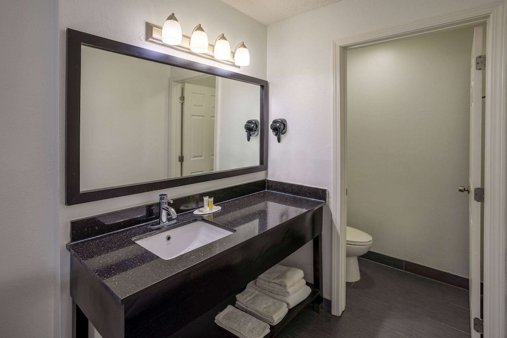 Suite, 1 King Bed, Non Smoking
