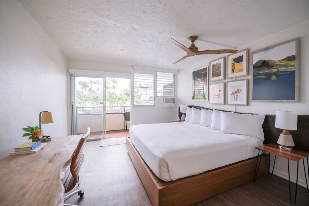 SCP Hilo Hotel Room, 1 King Bed, Balcony, Bay View 2