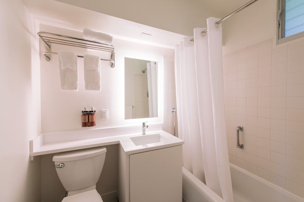 SCP Hilo Hotel Room, 1 King Bed, Balcony, Bay View 6