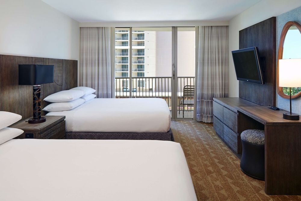 Suite, 1 Bedroom, Roll-in Shower, City View (Waikiki View, Balcony)