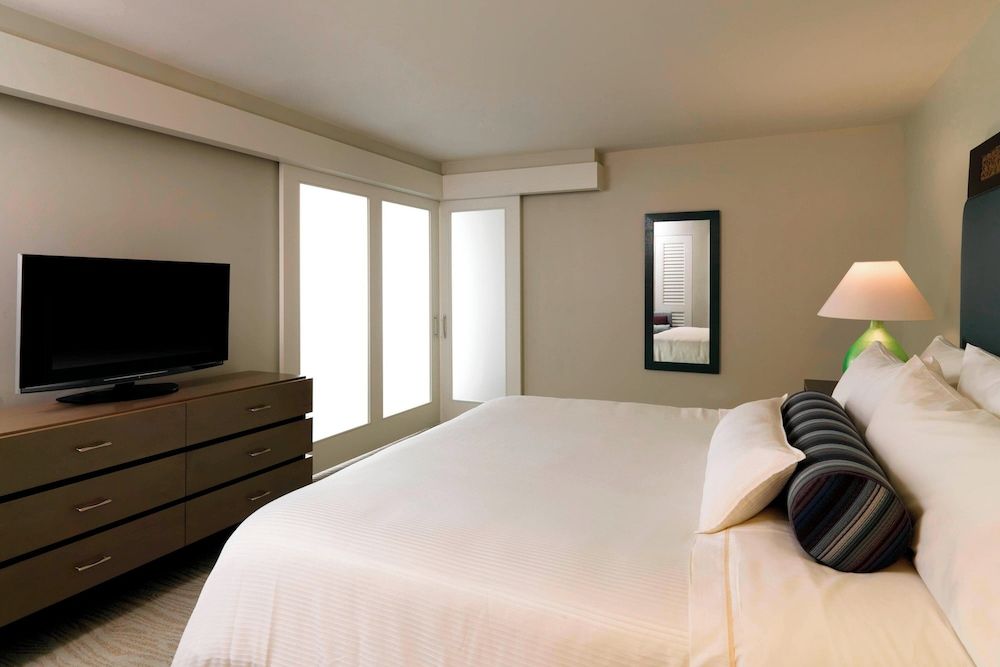 Room, Roll-in Shower, City View (Mobility/Hearing Access, Historic Ban)