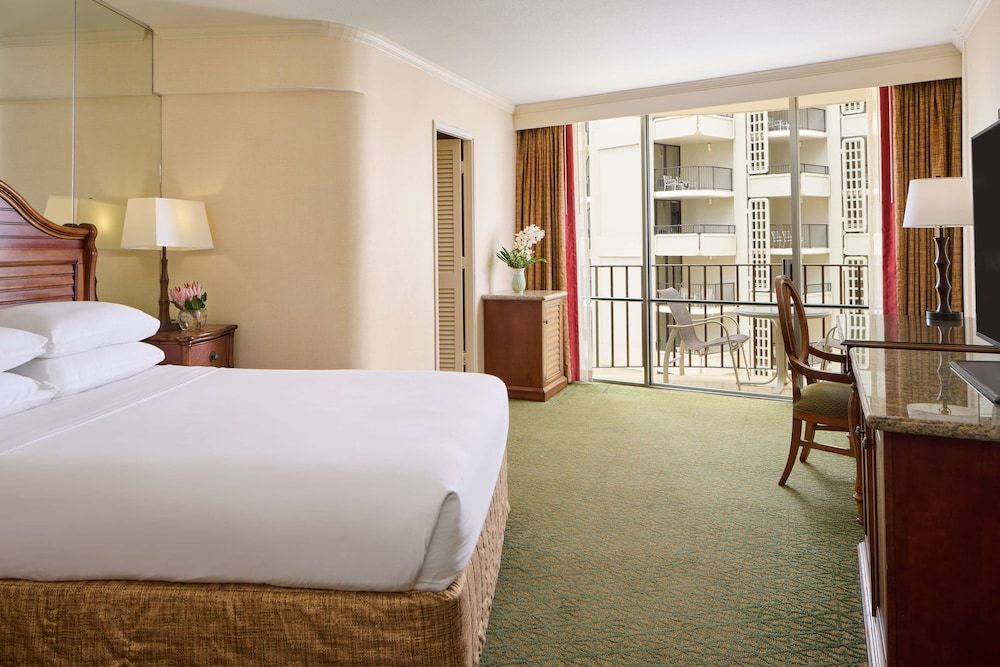 Club Room, 1 Queen Bed, City View