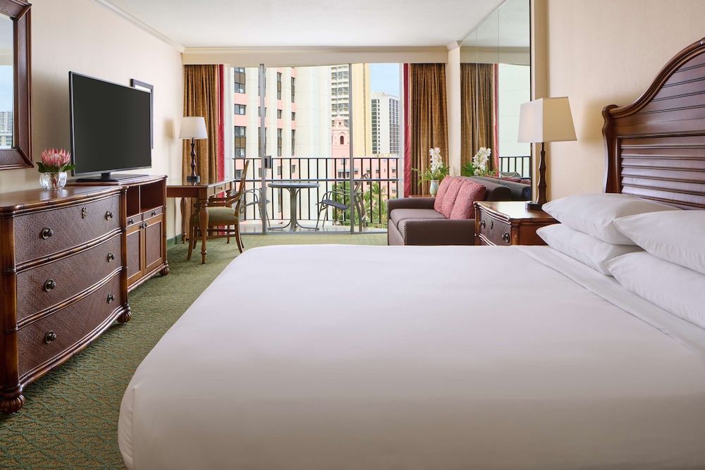 Club Room, 1 Queen Bed, City View