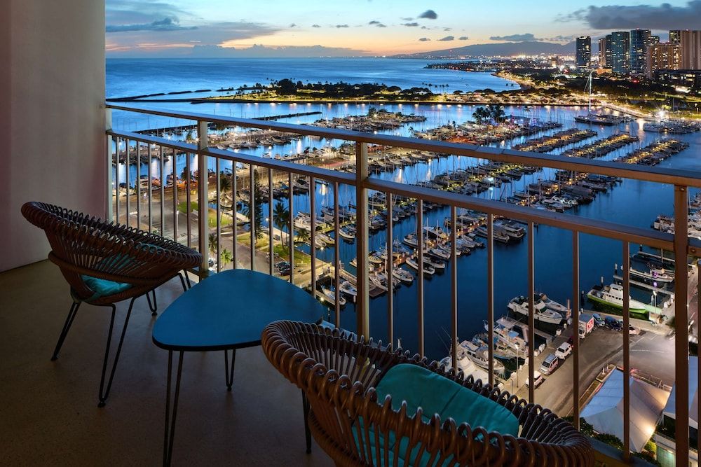 Ilikai Hotel & Luxury Suites Luxury Room, Ocean View (Sunset) 3