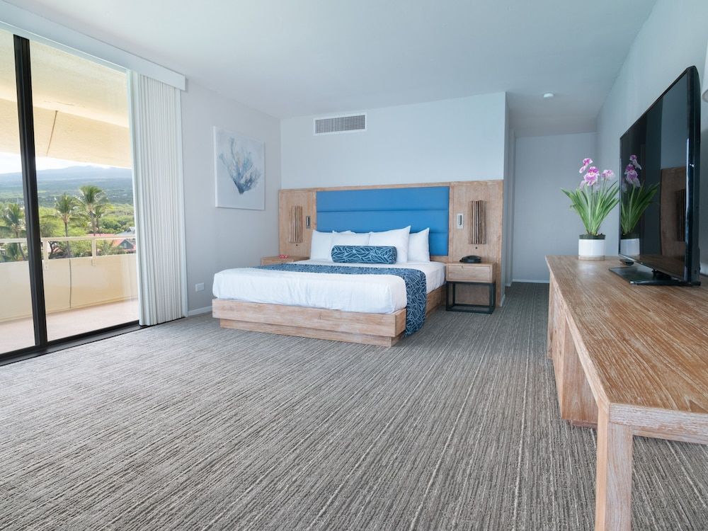 Room, 1 King Bed, Corner (Oceanfront)