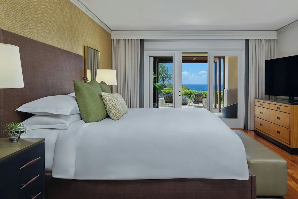 Fire Lanai, 1 Bedroom Suite, Club Lounge access, 1 King, Sofa Bed, Oceanfront