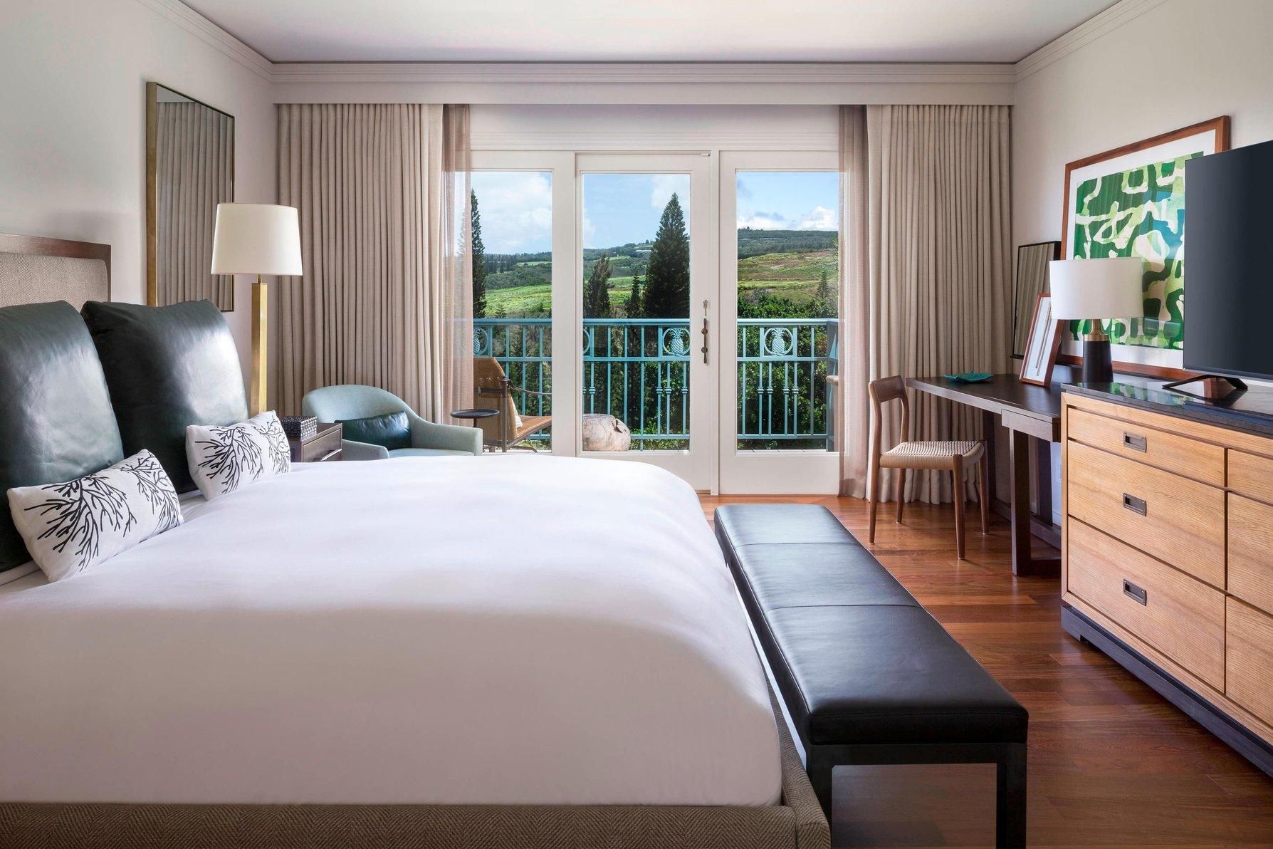 Deluxe Ocean View, Guest room, 1 King, Partial ocean view, Lanai