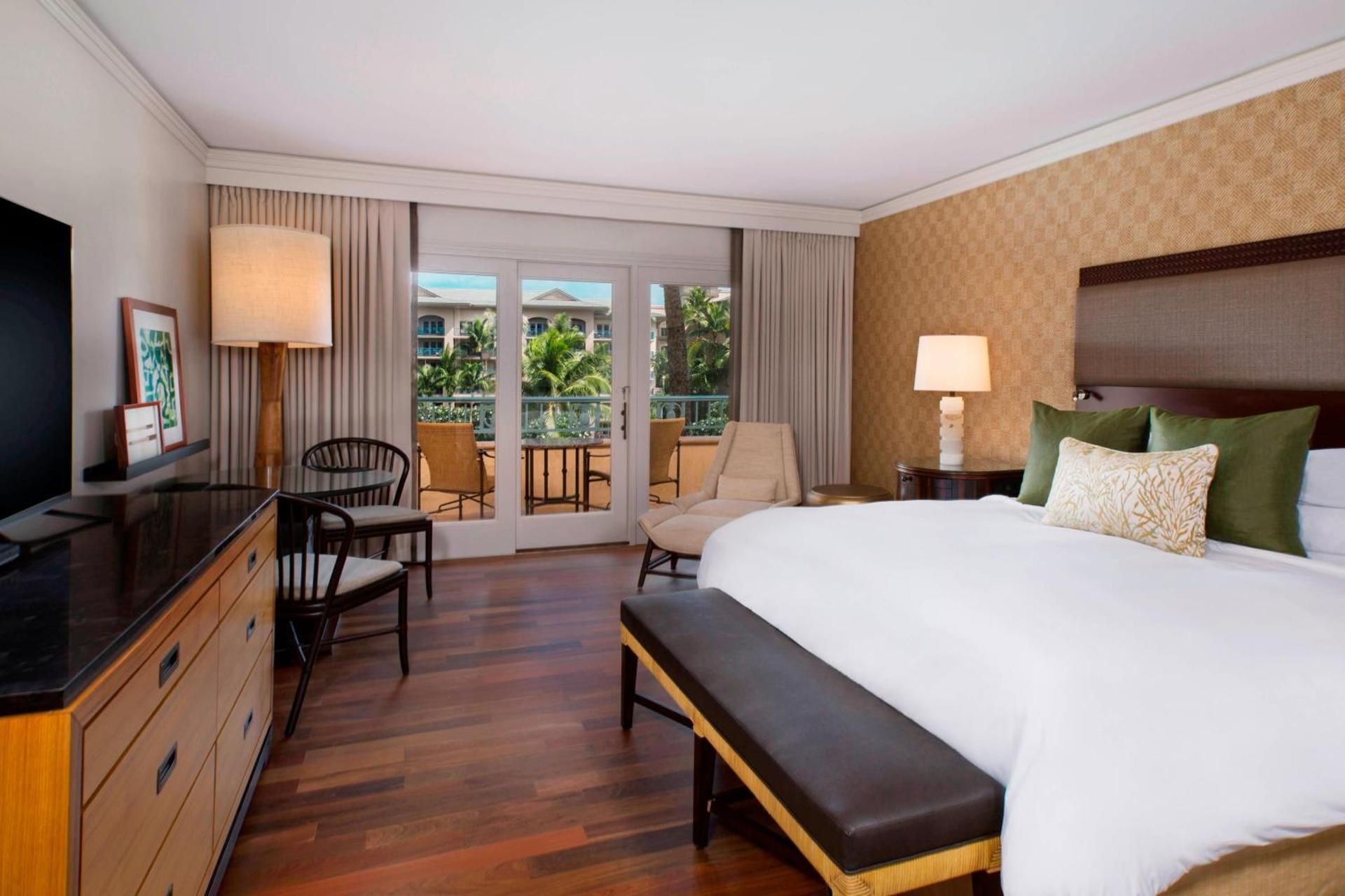 Deluxe King Room with Resort View - Hearing Accessible