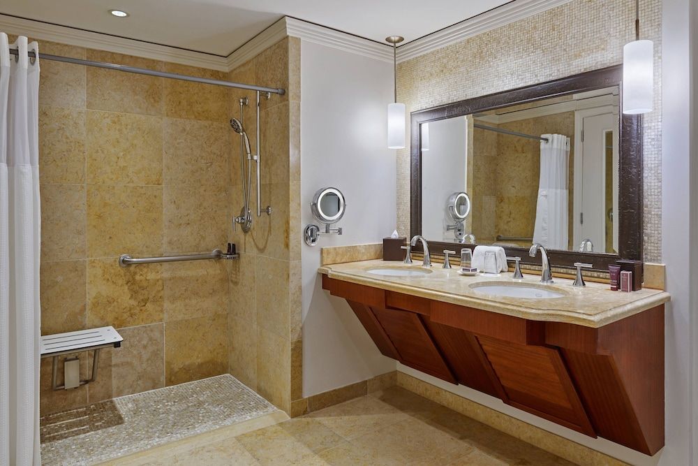 Deluxe Room, 1 King Bed, Lanai, Partial Ocean View (Mobility Accessible, Roll-In Shower)