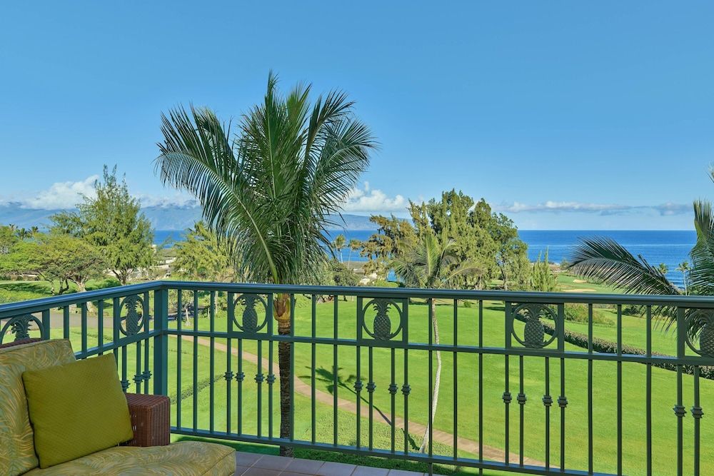 1 Bedroom Suite, Club Lounge access,1 King Bed and Sofa Bed, Oceanfront
