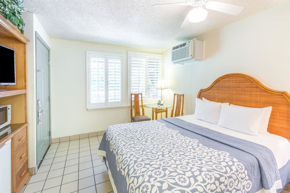 Room, 1 Queen Bed, Non Smoking, Partial Ocean View