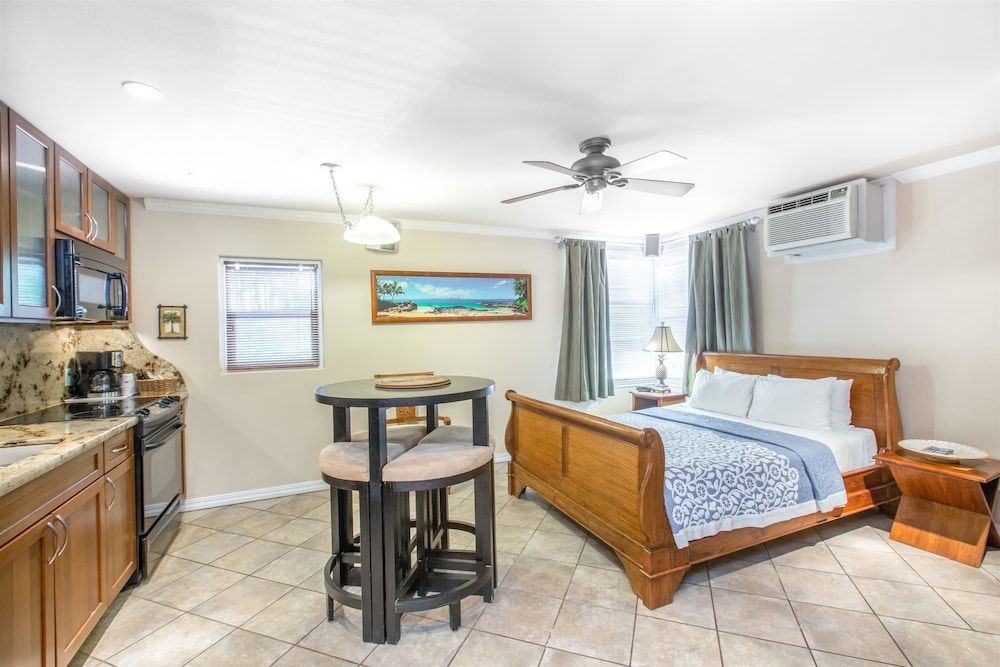1 Queen Bed, Kamehameha Studio Suite, Non-Smoking