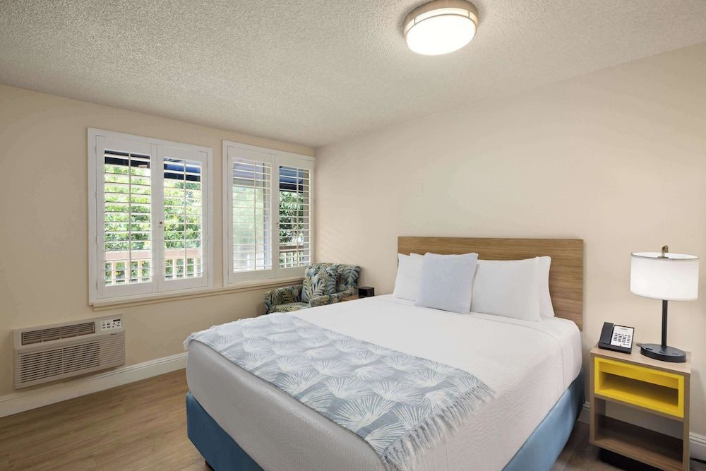 Suite, 1 Queen Bed, Non Smoking, Ocean View (One-Bedroom Suite)