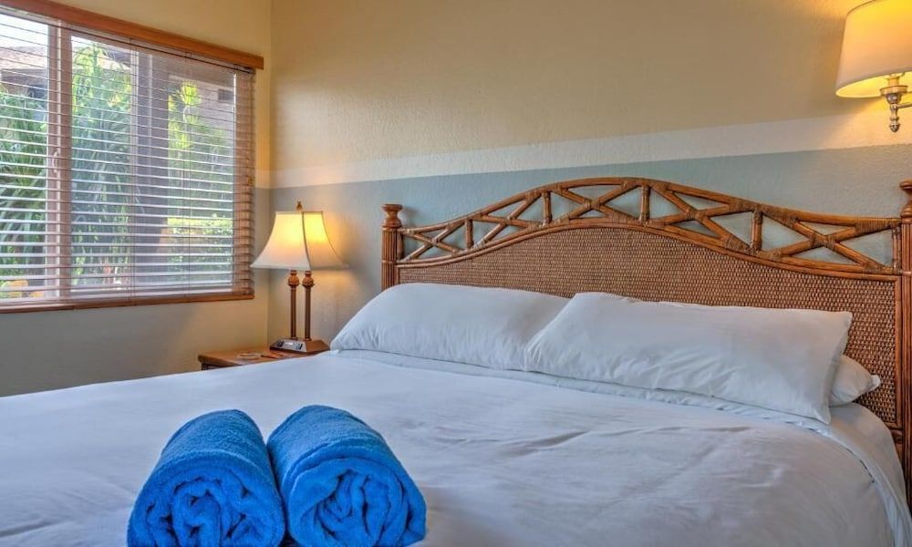 Suite, 1 King Bed, Kitchen, Pool View