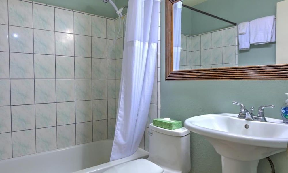 Suite, 1 King Bed, Kitchen, Pool View