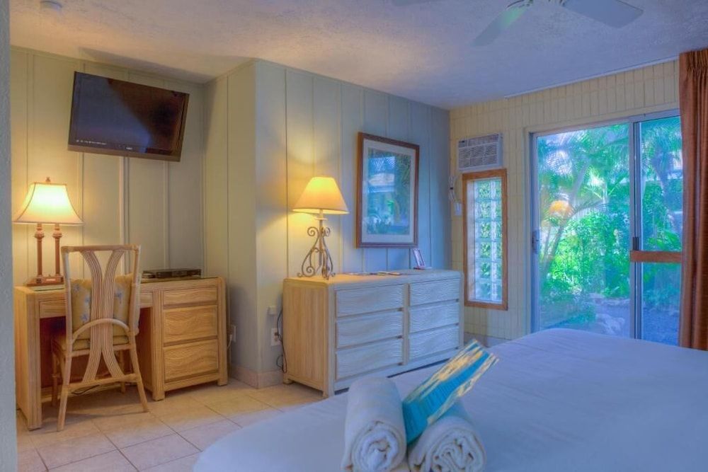 Junior Suite, 1 King Bed, Accessible, Garden View