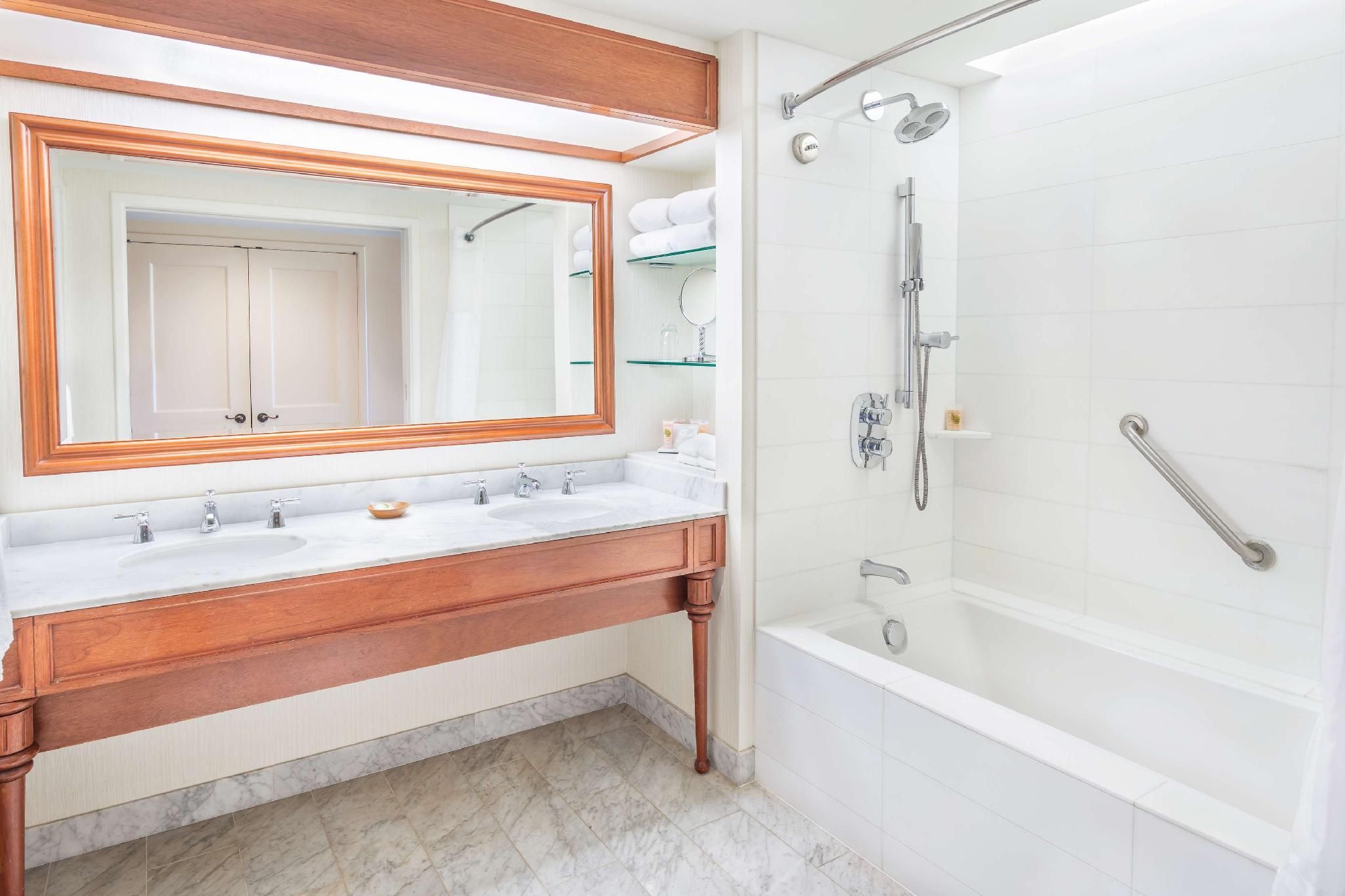 2 Queen Beds Accessible Tub