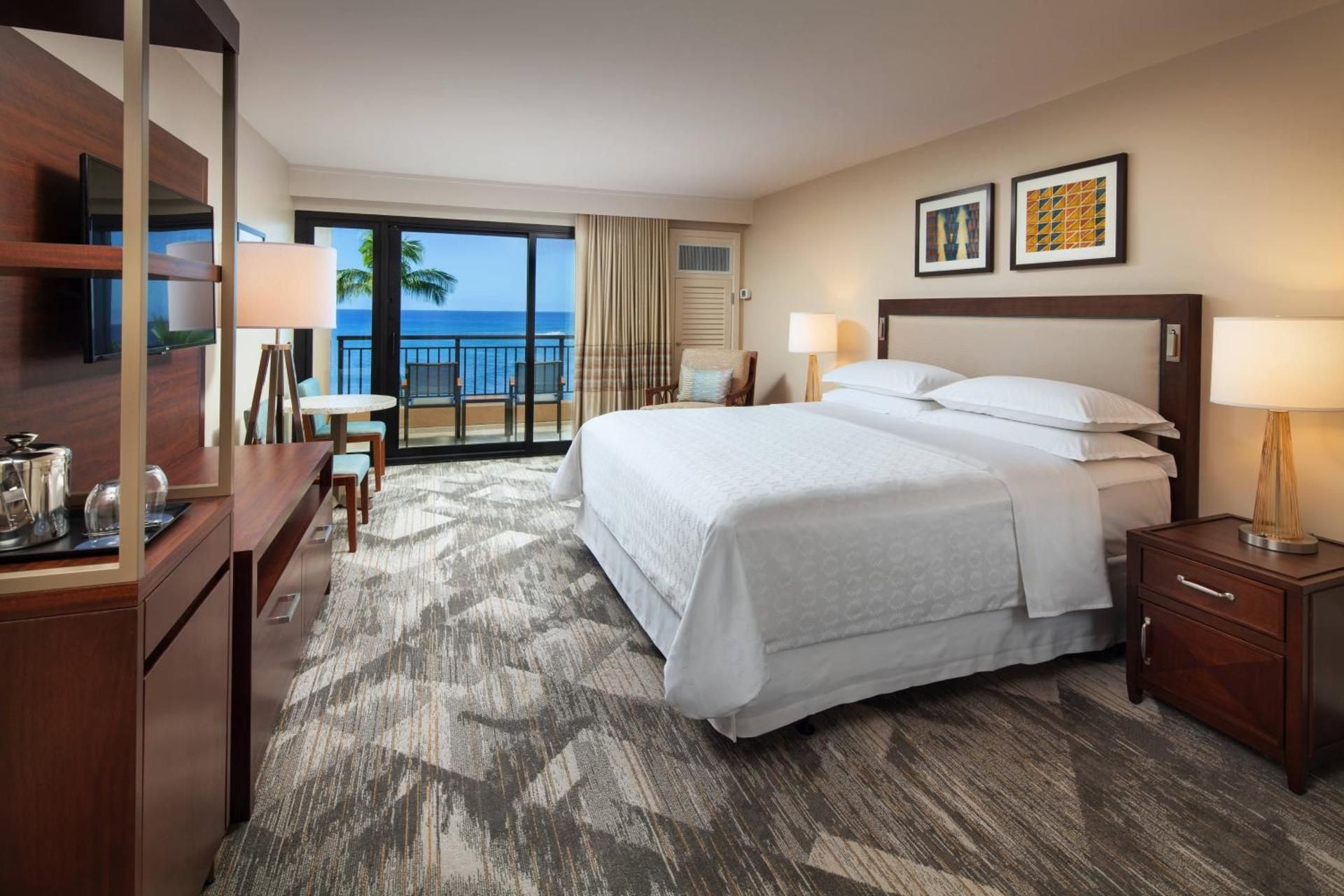 Deluxe Oceanfront King Room with Adapted Tub - Mobility Accessible