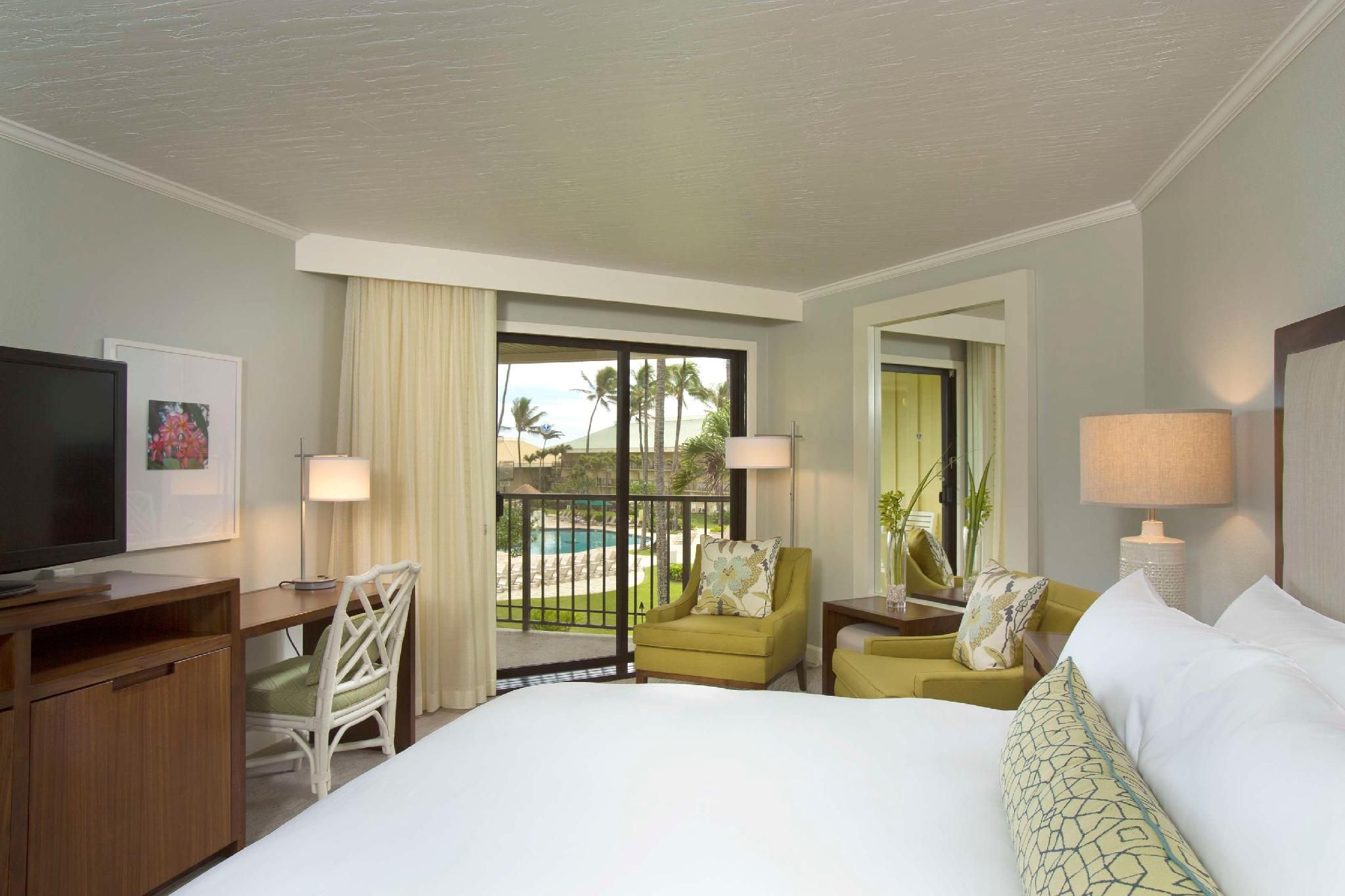 Accessible Premium Pool Ocean View 1 King Bed Roll-in Shower